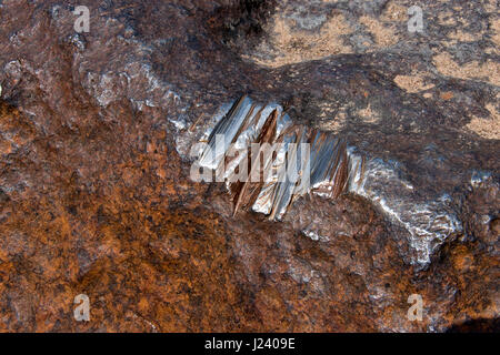 Cacciatori di Souvenir tagliare dei pezzi di ferro spento il meteorite Hoba, il più grande meteorite noti sulla terra che giace su una fattoria vicino a Grootfontein, Namibia. Foto Stock