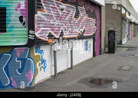 Graffiti sui negozi di vuoto, tutti i Santi Avenue, Margate, Kent, Regno Unito Foto Stock