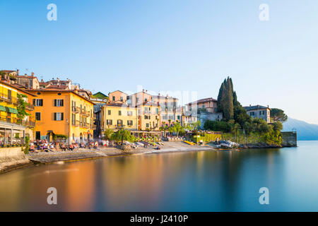 Lago di Como - Varenna villaggio nella luce della sera sulla riva orientale del lago di Como in Italia nel mese di aprile Foto Stock