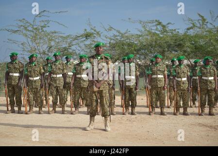 Burundi soldati con la missione dell Unione Africana in Somalia eseguire una guardia d'onore per il capo del Burundi Nazionale Forze di Difesa Maggiore Generale primo Niyongabo Gennaio 27, 2017 a Mogadiscio, in Somalia. Foto Stock