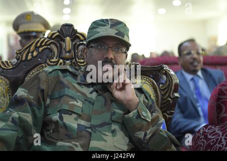 Il Presidente somalo Mohamed Abdullahi Mohamed Farmaajo indossando uniforme militare orologi una cerimonia per l Anniversario 57th somalo esercito nazionale tenutasi il 12 aprile 2017 a Mogadiscio, in Somalia. Foto Stock