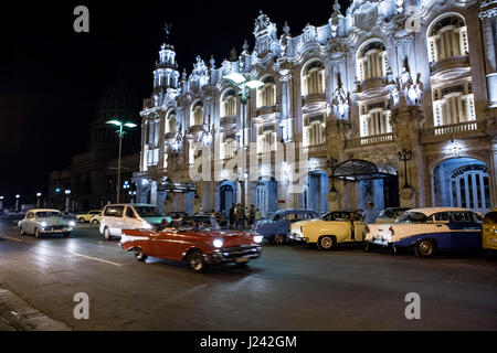 Classic American cars sedersi fuori del grande teatro di l'Avana Alicia Alonso. Foto Stock