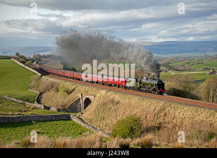 46115 "Guardsman culle' acceso circa 90 minuti di ritardo, rende una drammatica vista passando Birkett comuni a stabilirsi a Carlisle la linea il 22 aprile 2017. Foto Stock