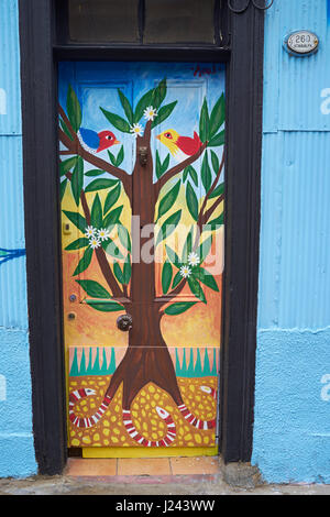 Porte decorate con colorati murali nella storica città costiera di Valparaiso in Cile. Foto Stock