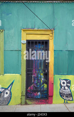 Porte decorate con colorati murali nella storica città costiera di Valparaiso in Cile. Foto Stock