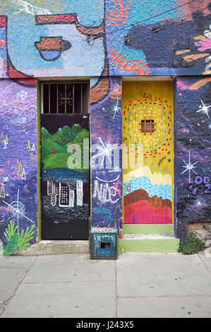 Porte decorate con colorati murali nella storica città costiera di Valparaiso in Cile. Foto Stock