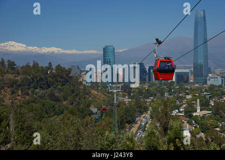 Funivia sul Cerro San Cristobal a Santiago del Cile. Al di là, moderni grattacieli di Las Condes e delle montagne innevate delle Ande. Foto Stock