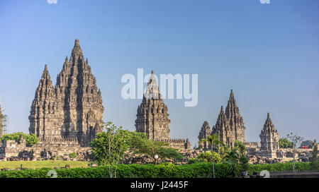 Vista panoramica del tempio di Prambanan complesso. Ix secolo tempio indù situato vicino a Yogyakarta su Java centrale, Indonesia Foto Stock