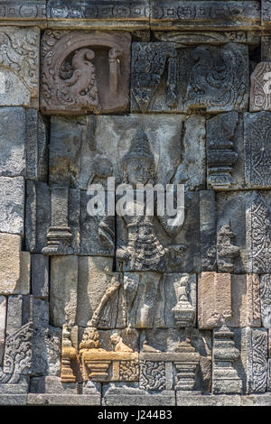 Stone ha voluto bassorilievo di Candi Plaosan complessa, tempio buddista diviso in Plaosan Lor e Plaosan Kidul. Situato nel centro di Giava, in Indonesia Foto Stock