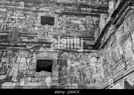 Bassorilievo in Candi Plaosan complessa, tempio buddista diviso in Plaosan Lor e Plaosan Kidul. Trova Prambanan distretto, Giava centrale, Indonesia Foto Stock