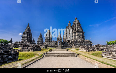 Vista panoramica del tempio di Prambanan complesso. Ix secolo tempio indù. Situato vicino a Yogyakarta su Java centrale, Indonesia Foto Stock