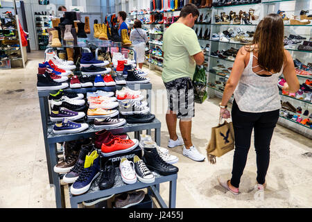 Miami Beach Florida, Lincoln Road, negozio, shopping shopper acquirenti negozi mercati mercato di mercato di vendita, negozio al dettaglio negozi business bus Foto Stock