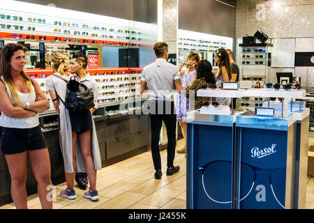 Miami Beach Florida, Lincoln Road, Sunglass Hut, negozio, designer, occhiali da sole, mostra vendita prodotto, moda, occhiali, shopping shopper shopping negozi marchio Foto Stock