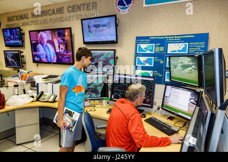 Miami Florida,National Hurricane Center,NHC,NOAA,National Weather Service,case open house,interior Inside,previsionale desk,meteorologist,adulti adulti m Foto Stock