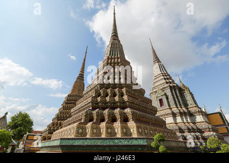 Diversi ornati a chedis del Wat Pho (Po) complesso tempio a Bangkok, Thailandia, visto dalla parte anteriore. Foto Stock