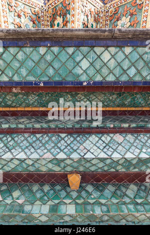 Close-up della parte di fondo di un Chedi al Wat Pho (Po) complesso tempio a Bangkok, in Thailandia. Foto Stock