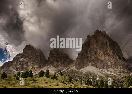 Formazione temporale al di sopra della sommità del Sassolungo visto dal Passo Sella in un pomeriggio estivo di agosto Foto Stock