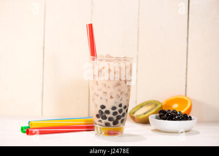 Boba / tè bolla. In casa del tè di latte con perle su un tavolo di legno. Foto Stock