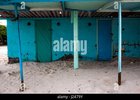 Capanne di pescatori colorate, ora utilizzate come cabine da spiaggia, sulla spiaggia di Hadicurari, Aruba. Foto Stock