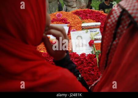 Savar, Bangladesh. 24 apr, 2017. I parenti delle vittime della rana Plaza il crollo dell'edificio si sono riuniti presso il crollo sito per pagare il loro tributo a Savar, vicino a Dacca in Bangladesh, 24 aprile 2017. Del 24 aprile 2013, l'ottavo memorizzati Rana Plaza è crollato in Shavar, Dhaka. La ricerca per i morti si è conclusa il 13 maggio con il numero di morti di 1,138. Credito: ZUMA Press, Inc./Alamy Live News Foto Stock