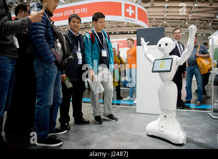 Hannover, Germania. 24 apr, 2017. Il robot "pepe' dell'azienda danze d'ingresso alla fiera di Hannover 2017 di Hannover, Germania, 24 aprile 2017. Il più grande del mondo industry trade fair vedrà alcuni espositori 6500 Dal 24 al 28 aprile. La nazione partner di questo anno è la Polonia. Foto: Julian Stratenschulte/dpa/Alamy Live News Foto Stock