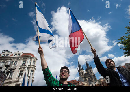 Una processione di circa 300 persone, organizzato da International Christian Embassy Gerusalemme (ICEJ) gruppo, portando bandiere israeliane hanno camminato attraverso il vecchio quartiere ebraico della città e poi raccolte nel Giardino Wallenstein, che è parte del Senato, per contrassegnare Yom HaShoah, il giorno dell'Olocausto, oggi, domenica 23 aprile, 2017. (CTK foto/Josef Vostarek) Foto Stock