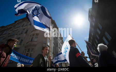 Una processione di circa 300 persone, organizzato da International Christian Embassy Gerusalemme (ICEJ) gruppo, portando bandiere israeliane hanno camminato attraverso il vecchio quartiere ebraico della città e poi raccolte nel Giardino Wallenstein, che è parte del Senato, per contrassegnare Yom HaShoah, il giorno dell'Olocausto, oggi, domenica 23 aprile, 2017. (CTK foto/Josef Vostarek) Foto Stock