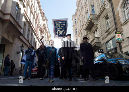 Una processione di circa 300 persone, organizzato da International Christian Embassy Gerusalemme (ICEJ) gruppo, portando bandiere israeliane hanno camminato attraverso il vecchio quartiere ebraico della città e poi raccolte nel Giardino Wallenstein, che è parte del Senato, per contrassegnare Yom HaShoah, il giorno dell'Olocausto, oggi, domenica 23 aprile, 2017. (CTK foto/Josef Vostarek) Foto Stock