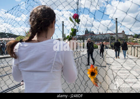 Una processione di circa 300 persone, organizzato da International Christian Embassy Gerusalemme (ICEJ) gruppo, portando bandiere israeliane hanno camminato attraverso il vecchio quartiere ebraico della città e poi raccolte nel Giardino Wallenstein, che è parte del Senato, per contrassegnare Yom HaShoah, il giorno dell'Olocausto, oggi, domenica 23 aprile, 2017. (CTK foto/Josef Vostarek) Foto Stock