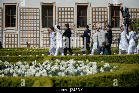 Una processione di circa 300 persone, organizzato da International Christian Embassy Gerusalemme (ICEJ) gruppo, portando bandiere israeliane hanno camminato attraverso il vecchio quartiere ebraico della città e poi raccolte nel Giardino Wallenstein, che è parte del Senato, per contrassegnare Yom HaShoah, il giorno dell'Olocausto, oggi, domenica 23 aprile, 2017. (CTK foto/Josef Vostarek) Foto Stock