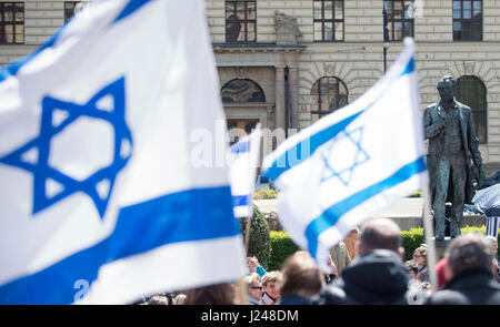 Una processione di circa 300 persone, organizzato da International Christian Embassy Gerusalemme (ICEJ) gruppo, portando bandiere israeliane hanno camminato attraverso il vecchio quartiere ebraico della città e poi raccolte nel Giardino Wallenstein, che è parte del Senato, per contrassegnare Yom HaShoah, il giorno dell'Olocausto, oggi, domenica 23 aprile, 2017. (CTK foto/Josef Vostarek) Foto Stock