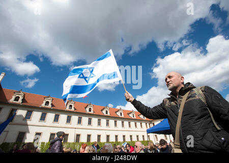 Una processione di circa 300 persone, organizzato da International Christian Embassy Gerusalemme (ICEJ) gruppo, portando bandiere israeliane hanno camminato attraverso il vecchio quartiere ebraico della città e poi raccolte nel Giardino Wallenstein, che è parte del Senato, per contrassegnare Yom HaShoah, il giorno dell'Olocausto, oggi, domenica 23 aprile, 2017. (CTK foto/Josef Vostarek) Foto Stock