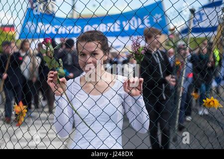 Una processione di circa 300 persone, organizzato da International Christian Embassy Gerusalemme (ICEJ) gruppo, portando bandiere israeliane hanno camminato attraverso il vecchio quartiere ebraico della città e poi raccolte nel Giardino Wallenstein, che è parte del Senato, per contrassegnare Yom HaShoah, il giorno dell'Olocausto, oggi, domenica 23 aprile, 2017. (CTK foto/Josef Vostarek) Foto Stock