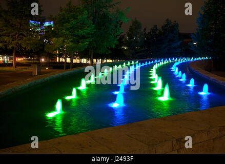 Fort Worth, Texas, Stati Uniti d'America. 22 apr, 2017. Aprile 21, 2017. LifeGift celebrato nazionali di donare la vita di giorno in avente il sax Allen cascata e il molo 1 Building illuminato in blu/verde combinazione a Fort Worth, Texas. Credito: Ralph Lauer/ZUMA filo/Alamy Live News Foto Stock