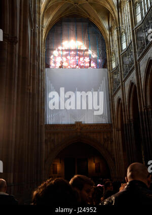 Praga, Repubblica Ceca. 24 apr, 2017. Un nuovo organo per la Cattedrale di San Vito (foto) nel Castello di Praga sarà costruito dalla società spagnola di Gerhard Grenzing da Barcellona ai sensi di un contratto che il Cardinale Dominik Duka e la ditta rappresentanti firmato nella chiesa a Praga, Repubblica ceca, 24 aprile 2017. Credito: Michal Krumphanzl/CTK foto/Alamy Live News Foto Stock