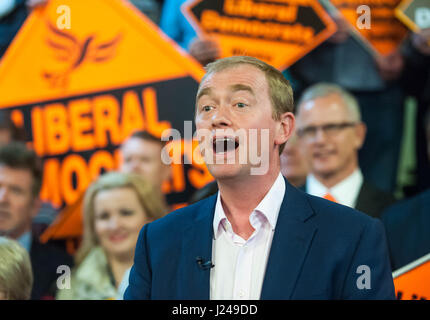 Londra, Regno Unito. 24 apr, 2017. Leader del Partito europeo dei liberali democratici di campagne in Vauxhall. Signor Farron ha escluso ogni coalizione con il lavoro dopo la prossima elezione generale, nonostante un forte ruolo guida per i conservatori come suggerito dagli ultimi sondaggi. Credito: Michael Tubi/Alamy Live News Foto Stock