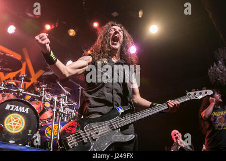 San Francisco, Stati Uniti d'America. 23 apr, 2017. Frank Bello di antrace esegue al Fillmore il 23 aprile 2017 a San Francisco, California. Credito: la foto di accesso/Alamy Live News Foto Stock