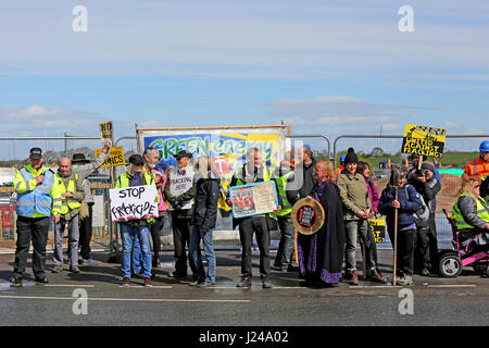 Blackpool, Regno Unito. 24 apr, 2017. Anti fracking manifestanti al di fuori del sito Caudrilla a Preston New Road, Blackpool, 24 aprile 2017 Credit: Barbara Cook/Alamy Live News Foto Stock