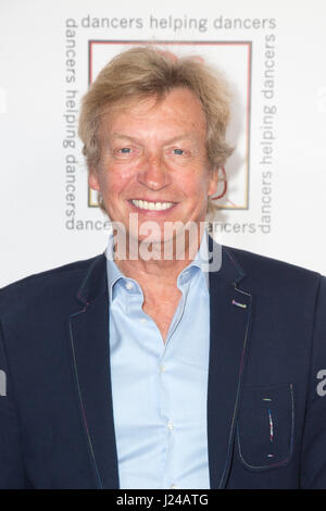 Beverly Hills, CA, Stati Uniti d'America. 23 aprile, 2017. produttore nigel lythgoe assiste i ballerini professionisti della società trentesimo zingaro annuale awards che si è tenuto presso il Beverly Hilton hotel di Beverly Hills, la California, Stati Uniti d'America il 23 aprile 2017. Credito: sheri determan/alamy live news Foto Stock