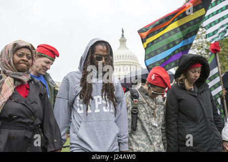 Washington, Distretto di Columbia, Stati Uniti d'America. 24 apr, 2017. Gli attivisti di Marijuana bow le loro teste in preghiera prima di fumare per motivi di Stati Uniti Campidoglio in Washington, DC, Aprile 24th, 2017. Credito: Alex Edelman/ZUMA filo/Alamy Live News Foto Stock