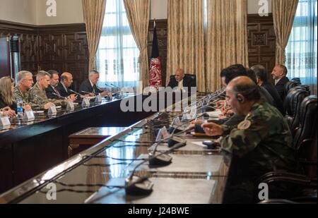 A Kabul, Afghanistan. 24 apr, 2017. Stati Uniti Il Segretario della Difesa James Mattis durante un incontro con il Presidente afghano Ashraf Ghani al palazzo presidenziale Aprile 24, 2017 a Kabul, Afghanistan. Credito: Planetpix/Alamy Live News Foto Stock