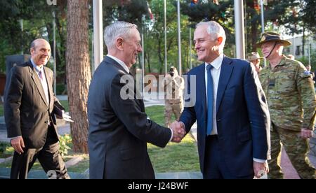 A Kabul, Afghanistan. 24 apr, 2017. Stati Uniti Il Segretario della Difesa James Mattis saluta il Primo Ministro australiano Malcolm Turnbull prima del loro incontro presso la risoluta sede di supporto 24 aprile 2017 a Kabul, Afghanistan. Credito: Planetpix/Alamy Live News Foto Stock