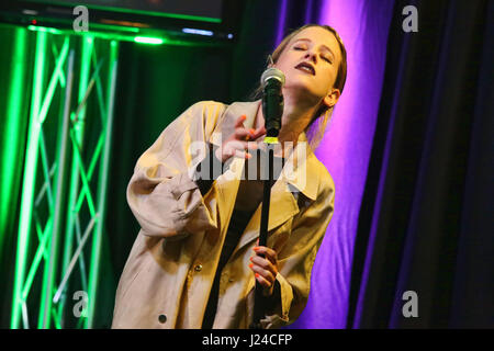 Bala Cynwyd, PA, Stati Uniti d'America. 24 apr, 2017. Marian Hill visita Q102 performance studio in Bala Cynwyd, Pa on April 24, 2017 Credit: Star Shooter/media/punzone Alamy Live News Foto Stock