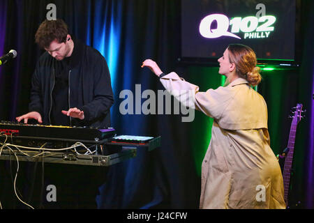 Bala Cynwyd, PA, Stati Uniti d'America. 24 apr, 2017. Marian Hill visita Q102 performance studio in Bala Cynwyd, Pa on April 24, 2017 Credit: Star Shooter/media/punzone Alamy Live News Foto Stock