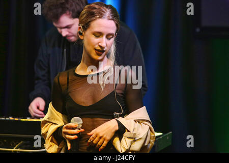 Bala Cynwyd, PA, Stati Uniti d'America. 24 apr, 2017. Marian Hill visita Q102 performance studio in Bala Cynwyd, Pa on April 24, 2017 Credit: Star Shooter/media/punzone Alamy Live News Foto Stock