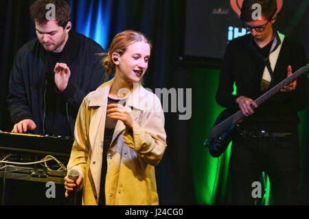 Bala Cynwyd, PA, Stati Uniti d'America. 24 apr, 2017. Marian Hill visita Q102 performance studio in Bala Cynwyd, Pa on April 24, 2017 Credit: Star Shooter/media/punzone Alamy Live News Foto Stock