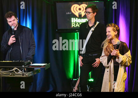 Bala Cynwyd, PA, Stati Uniti d'America. 24 apr, 2017. Marian Hill visita Q102 performance studio in Bala Cynwyd, Pa on April 24, 2017 Credit: Star Shooter/media/punzone Alamy Live News Foto Stock