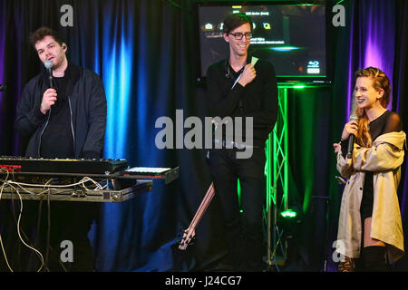 Bala Cynwyd, PA, Stati Uniti d'America. 24 apr, 2017. Marian Hill visita Q102 performance studio in Bala Cynwyd, Pa on April 24, 2017 Credit: Star Shooter/media/punzone Alamy Live News Foto Stock