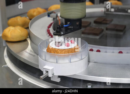 Hannover, Germania. 24 apr, 2017. Un robot decora i cookie durante la Hannover Messe 2017 di Hannover, Germania, il 24 aprile 2017. La HANNOVER MESSE è iniziato il lunedì e durerà fino al mese di aprile 28. Più di 6.500 espositori provenienti da 70 nazioni e regioni sono la presentazione di tecnologie per domani le fabbriche e i sistemi energetici in un action-packed industrial technology showcase themed 'industria integrata -- Creazione di Valore". Credito: Shan Yuqi/Xinhua/Alamy Live News Foto Stock