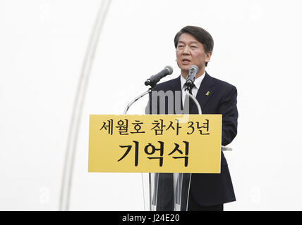 Ahn Cheol-Soo, Apr 16, 2017 : Ahn Cheol-Soo, il candidato presidenziale del partito popolare, parla a un evento che segna il terzo anniversario del traghetto Sewol disastro in Ansan, circa 40 km (25 miglia) a sud ovest di Seoul, Corea del Sud. Il Traghetto Sewol affondò off Corea del Sud costa sud-ovest di Jindo vicino il 16 aprile 2014 durante un viaggio da Incheon a Jeju. Il Traghetto trasportava 475 equipaggio e passeggeri, prevalentemente di alta scuola gli studenti in gita scolastica. Più di 300 persone sono morte e nove sono ancora mancanti. La Corea del Sud le elezioni presidenziali si terranno il 9 maggio 2017. (Foto di Lee Jae-Won/AFLO) (così Foto Stock